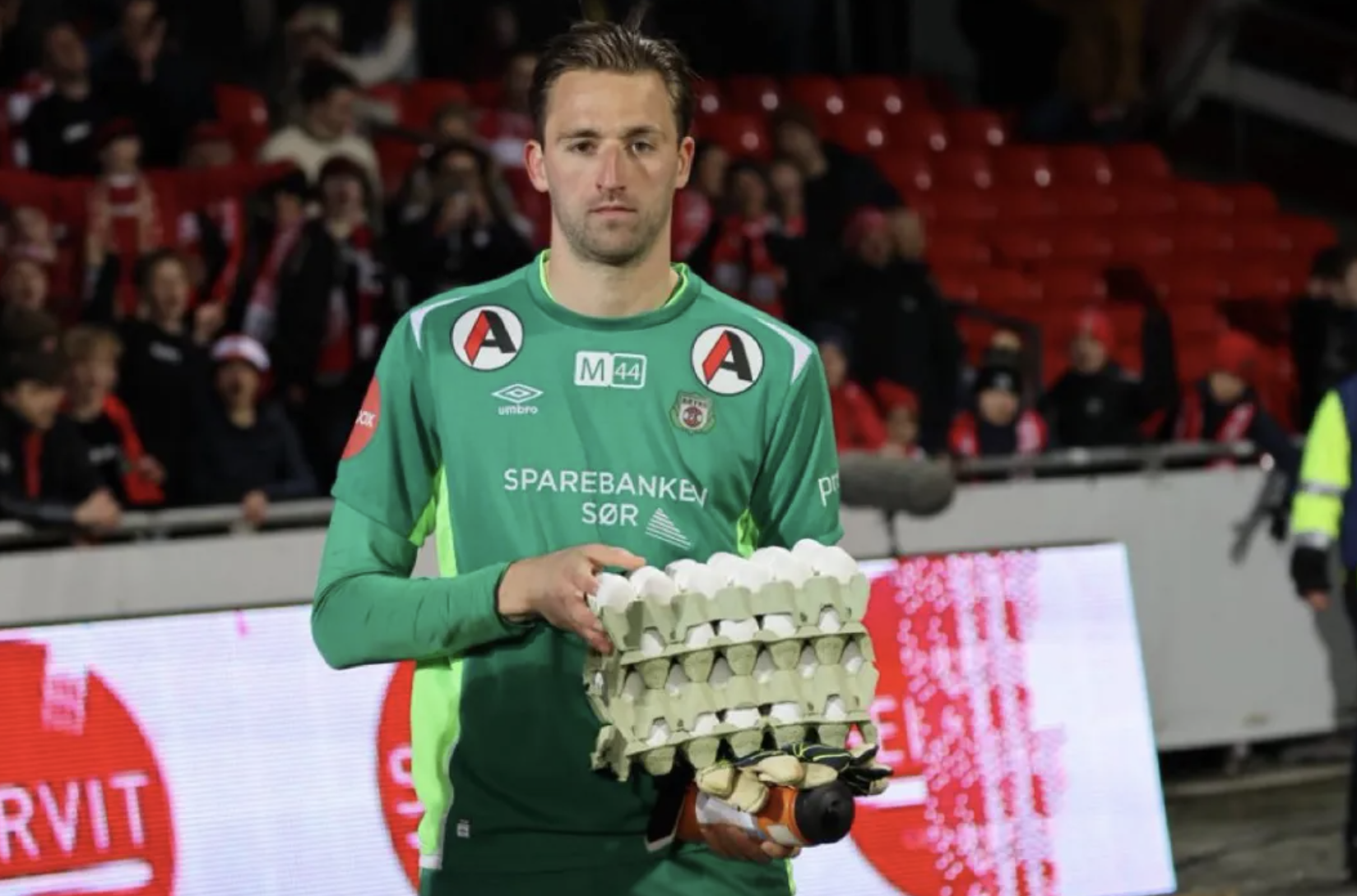 荣获当场最佳球员,奖品是四盒鸡蛋